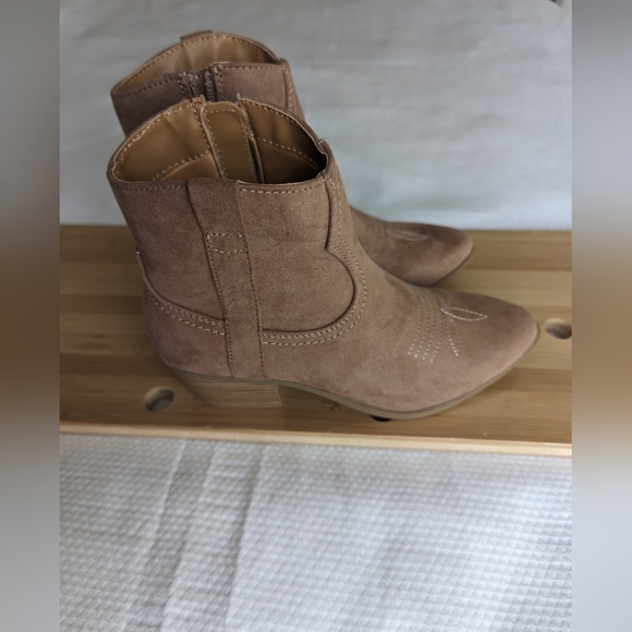 Qupid Austin Nights Embroidered Western Booties in Burlwood size 6 - Picture 4 of 7